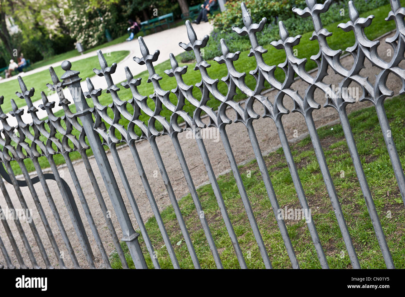 Ein Silber, Stahl Zaun Anspritzung einen öffentlichen Park. Stockfoto