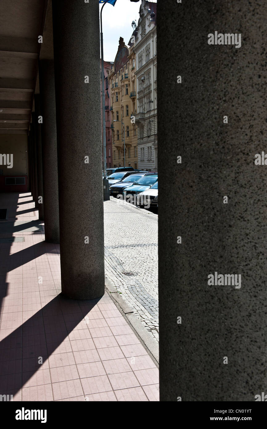 Eine Reihe von Säulen entlang einer überdachten Gang in der Nähe der Straße. Stockfoto