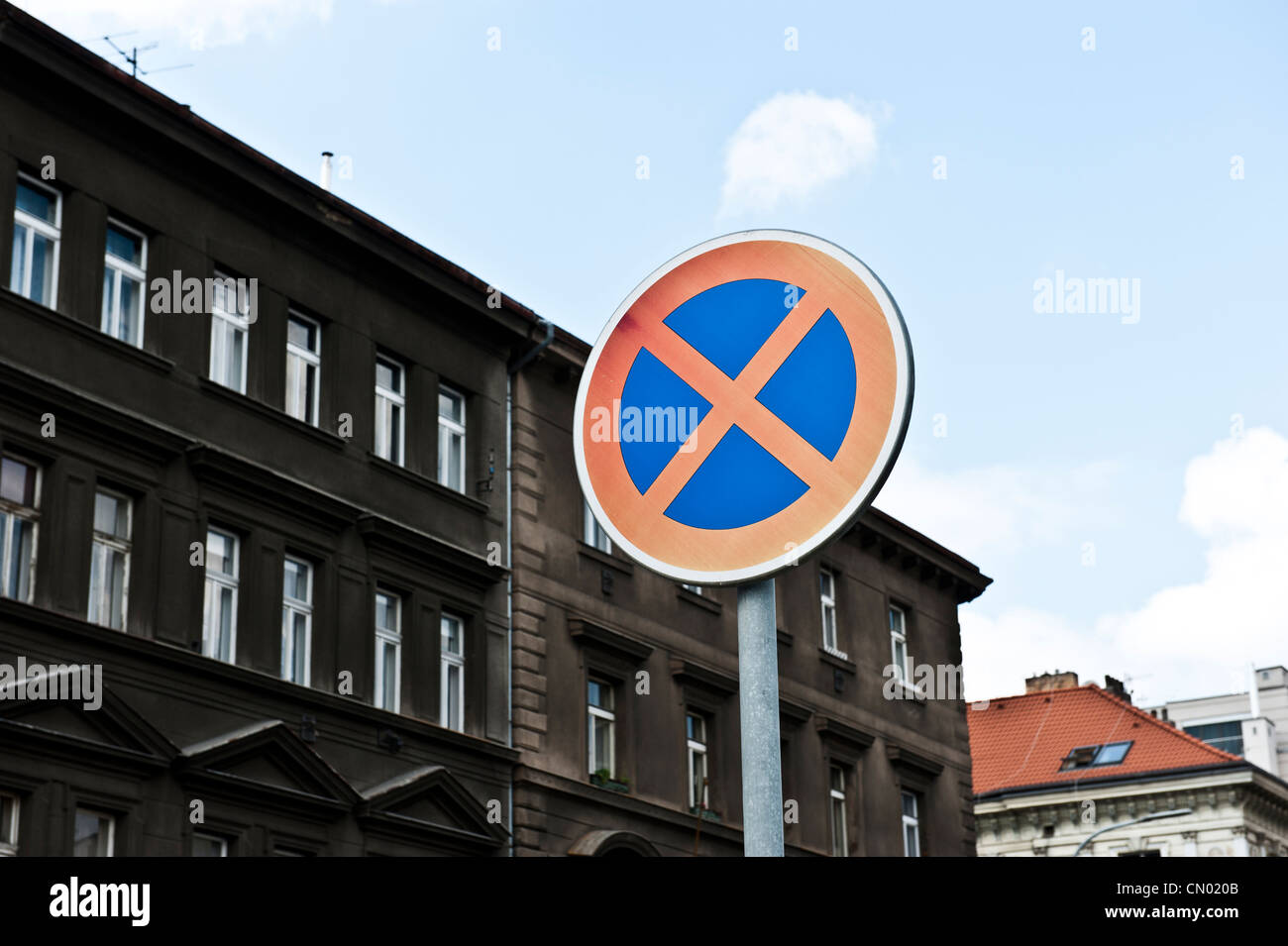Ein rotes X in einem blauen Tschechien Straßenschild, umgeben von Gebäuden im Hintergrund. Stockfoto