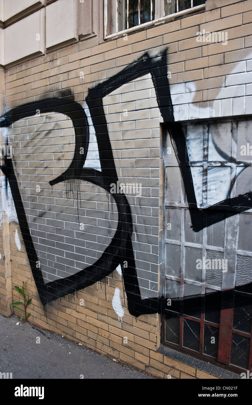 Eine Immobilie in Graffiti mit den Buchstaben "BL" drauf gesprüht getaggt. Stockfoto