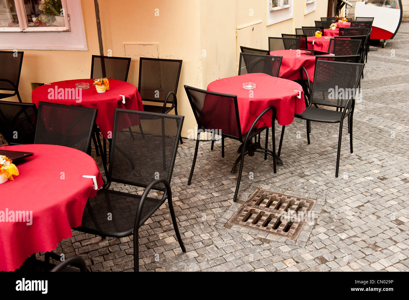 Ein Schuss Farbe der Restaurant-Terrasse-Setup. Stockfoto