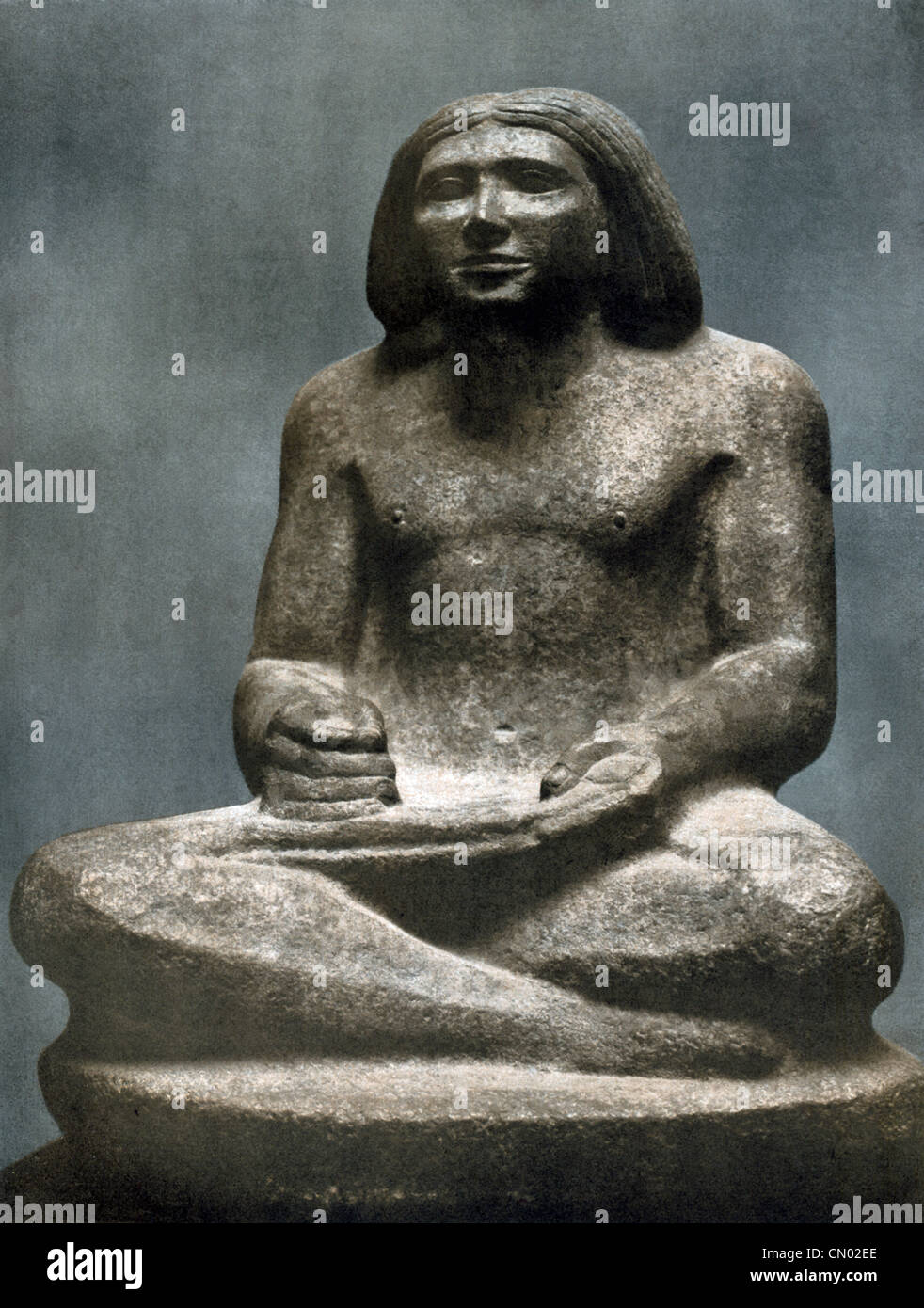 Der vierten Dynastie Schreiber Dersenez lebte um 2750 v. Chr. Diese Statue von ihm wurde aus rotem Granit gehauen und von Gizeh freigelegt. Stockfoto