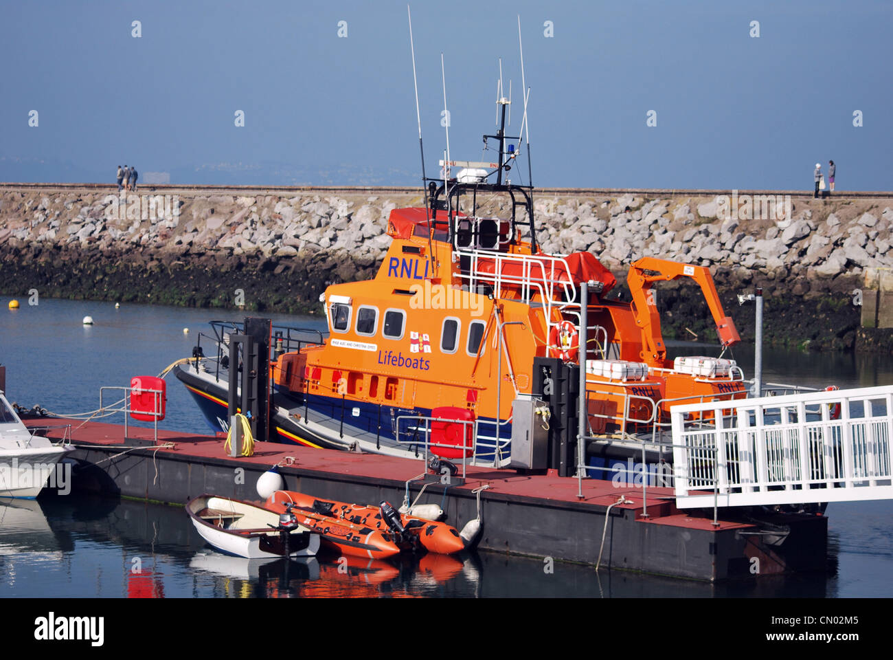 Die Torbay RNLI-Rettungsboot an ihre Liegeplätze für den Anruf im Hafen von Brixham, South Devon im Vereinigten Königreich bereit. Stockfoto