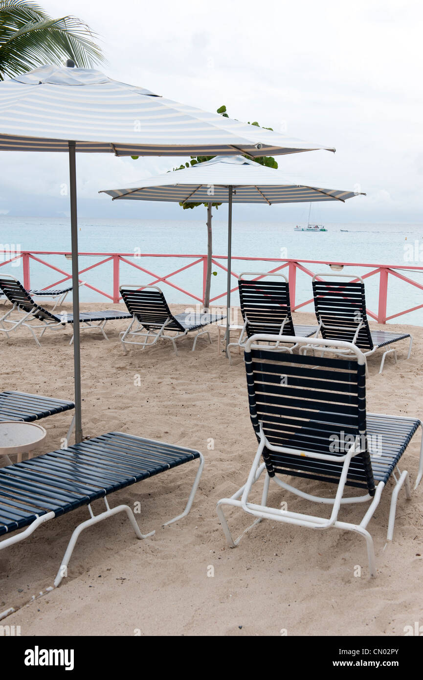 Eine leere, gated Strand Sitzecke in der Nähe des Ozeans. Stockfoto