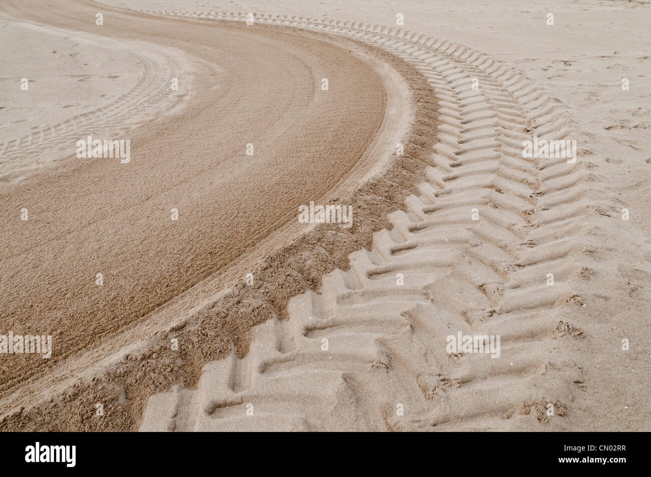 Filterung, maschinelle Reinigung des Strandes nicht-touristischen Zeiten, Katalonien, Spanien Stockfoto