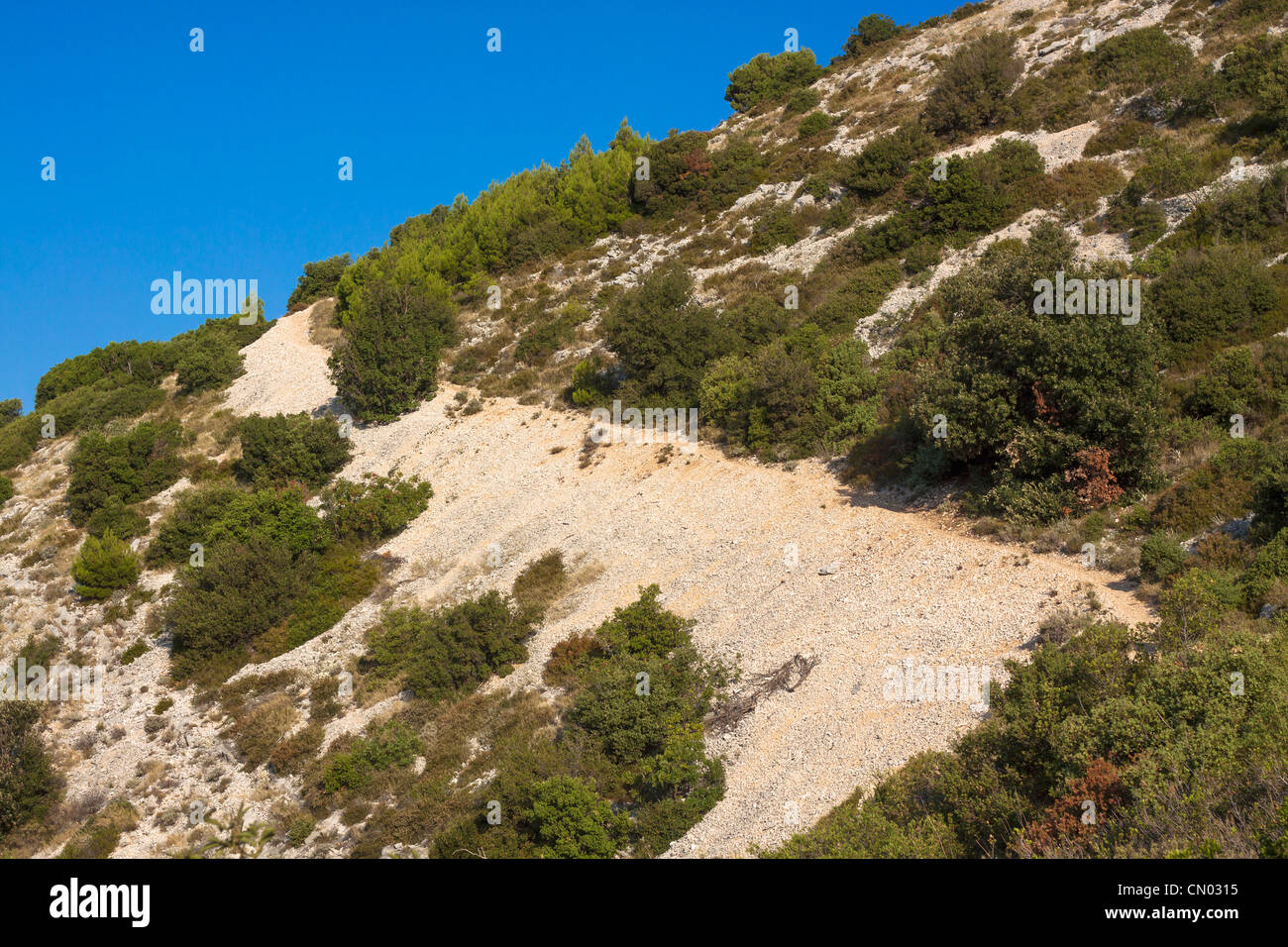 Bergweg führt zu Mount Saint Elias, Kroatien Stockfoto