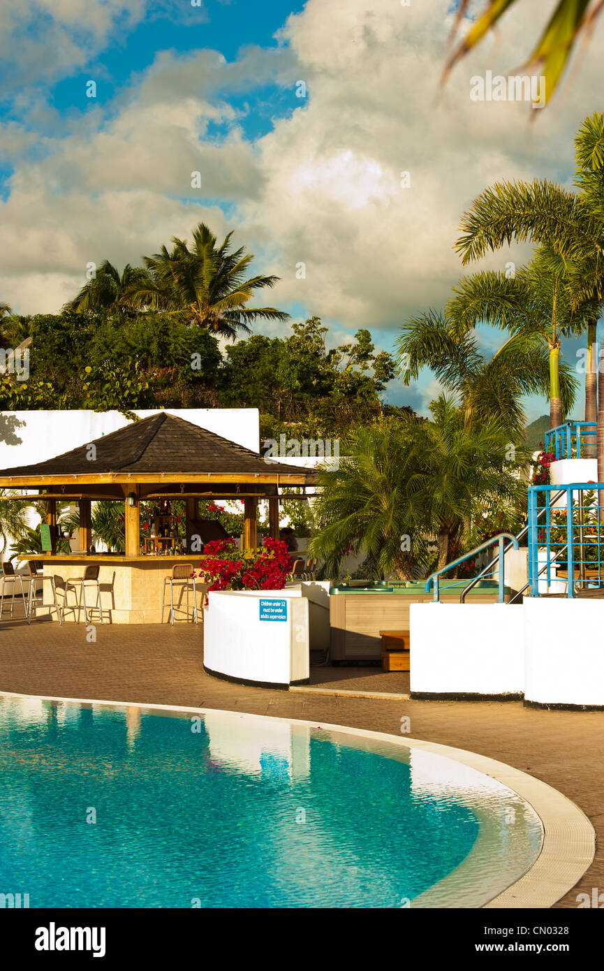 Eine am Pool Gast Service Bucht im Hintergrund, umgeben von Palmen. Stockfoto