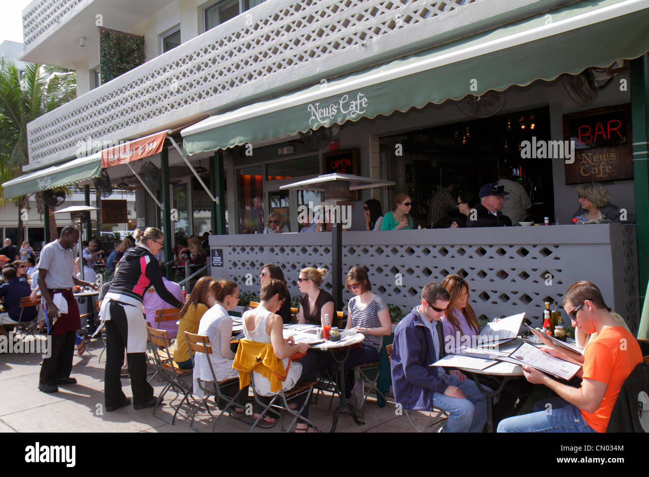 Miami Beach Florida, Ocean Drive, Art déco Historic District, News Cafe, Außenterrasse mit Tischen, Restaurants, Restaurants, Restaurants, Restaurants, Restaurants, Restaurants, Restaurants, Cafés Stockfoto Miami Beach Florida, Ocean Drive, Art déco Historic District, News Cafe, Außenterrasse mit Tischen, Restaurants, Restaurants, Restaurants, Restaurants, Restaurants, Restaurants, Restaurants, Cafés Stockfoto