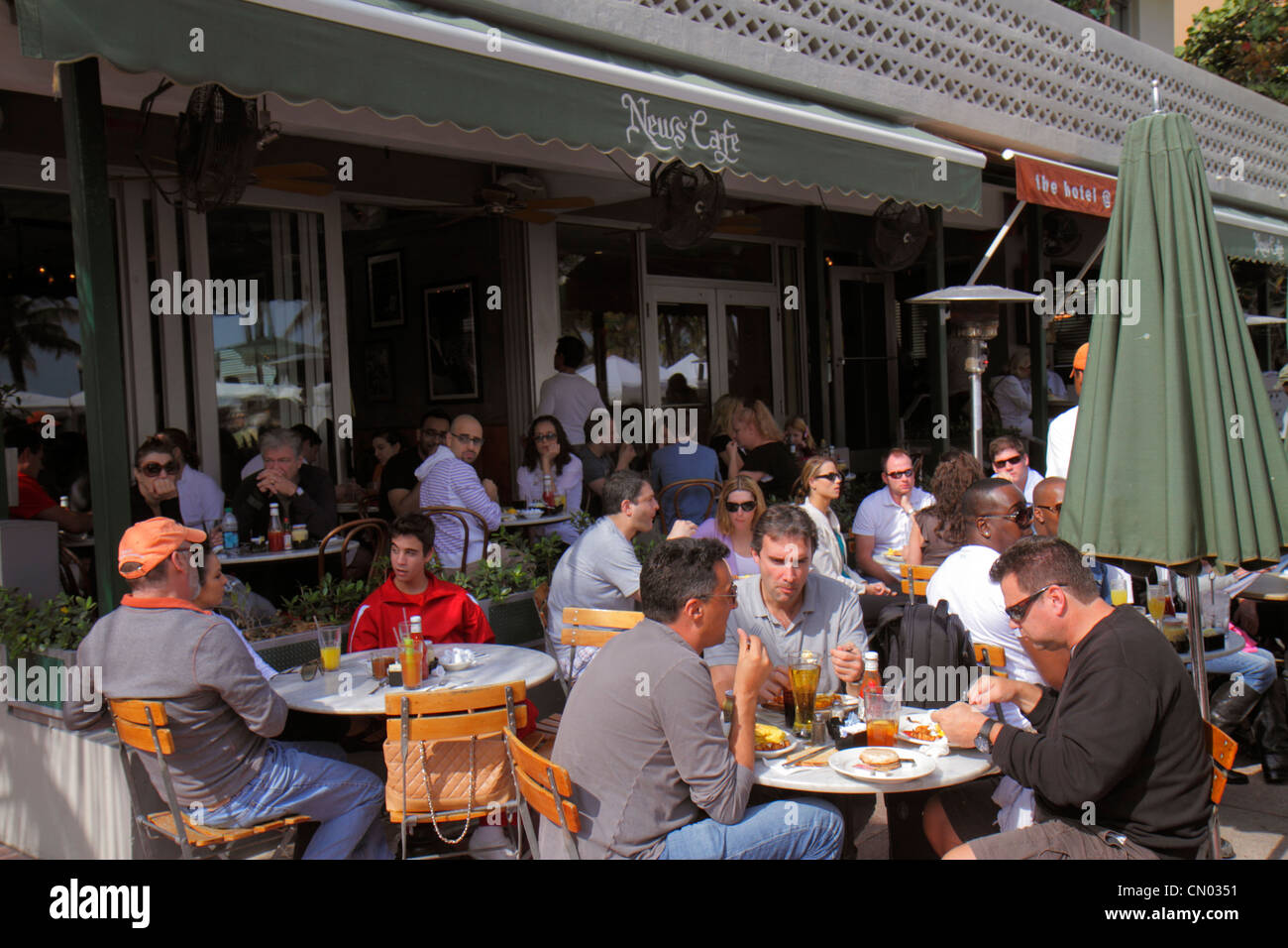 Miami Beach Florida, Ocean Drive, Art déco Historic District, News Cafe, Außenterrasse mit Tischen im Freien, Restaurants, Restaurants, Essen nach din Stockfoto Miami Beach Florida, Ocean Drive, Art déco Historic District, News Cafe, Außenterrasse mit Tischen im Freien, Restaurants, Restaurants, Essen nach din Stockfoto