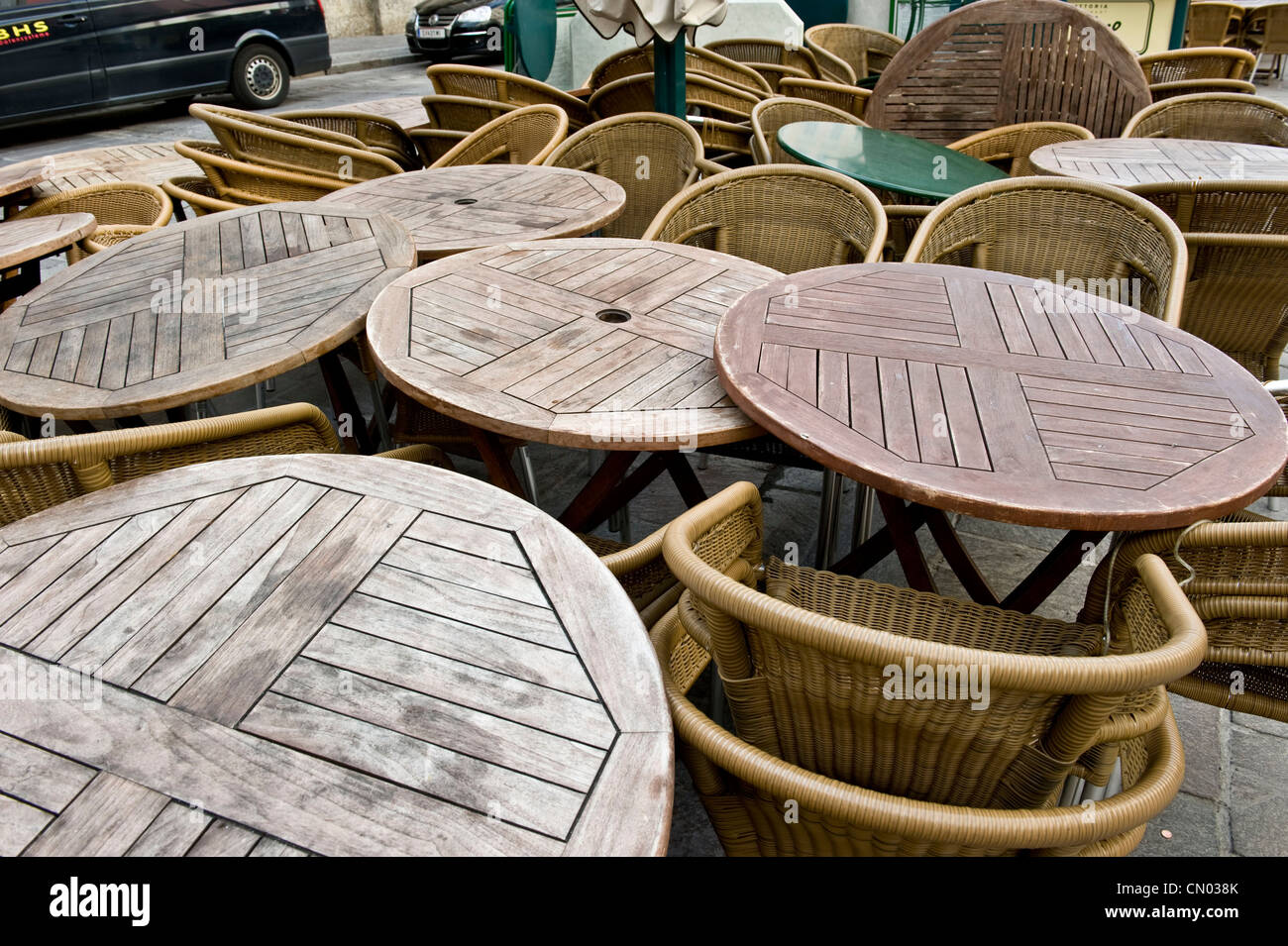 Eine Gruppe von Café-Tische und Stühle verpackt nebeneinander und übereinander geworfen außerhalb eines Restaurants. Stockfoto