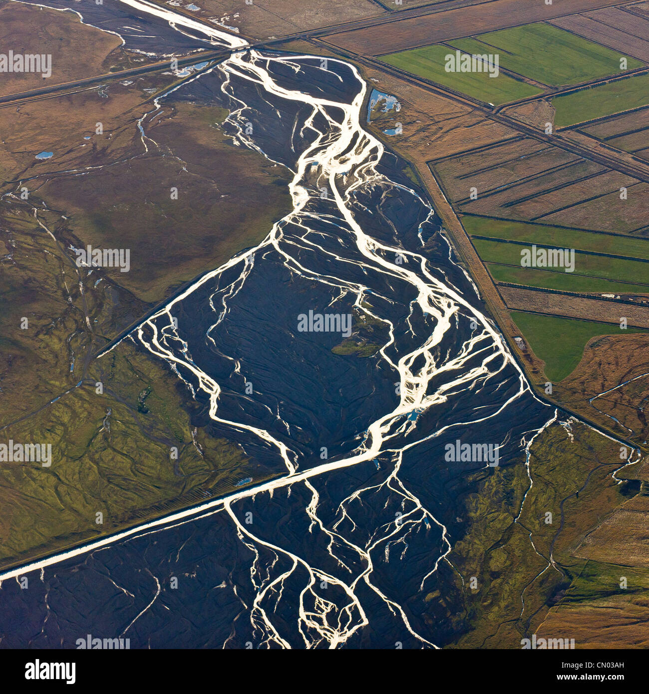 Antenne des Flusses Skoga mit Ackerland, South Coast Island Stockfoto