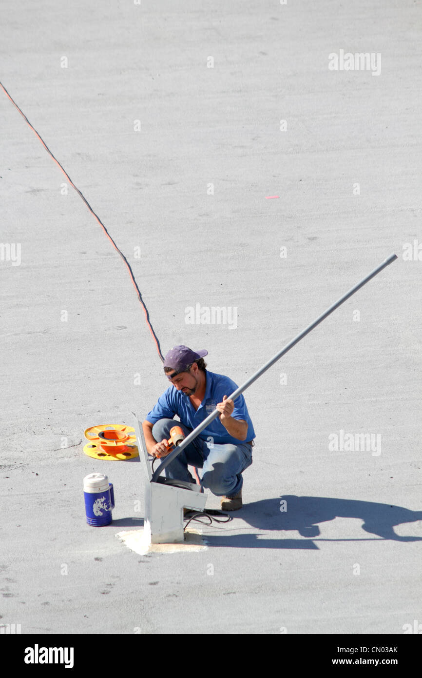 Miami Beach Florida, Ocean Drive, Gebäude Dach, Dach, hispanische Mann Männer männlich Erwachsene, Arbeiter, Arbeiter, Installateure, Luftkanal, pcv-Rohr, unter Neukonstruktion Stockfoto