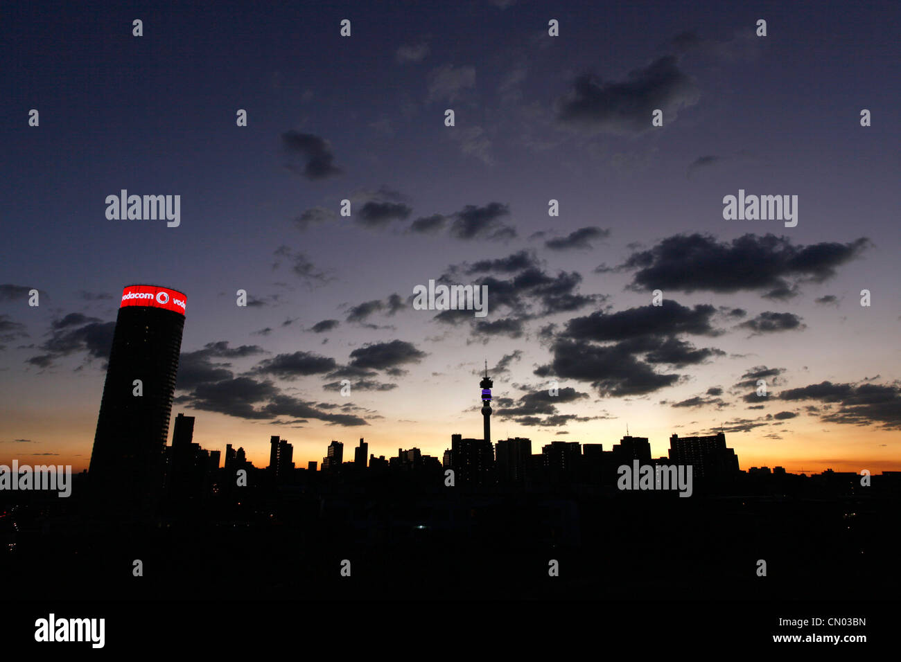 Eine Landschaft von Johannesburg CBD und Hillbrow in der Abenddämmerung. Stockfoto