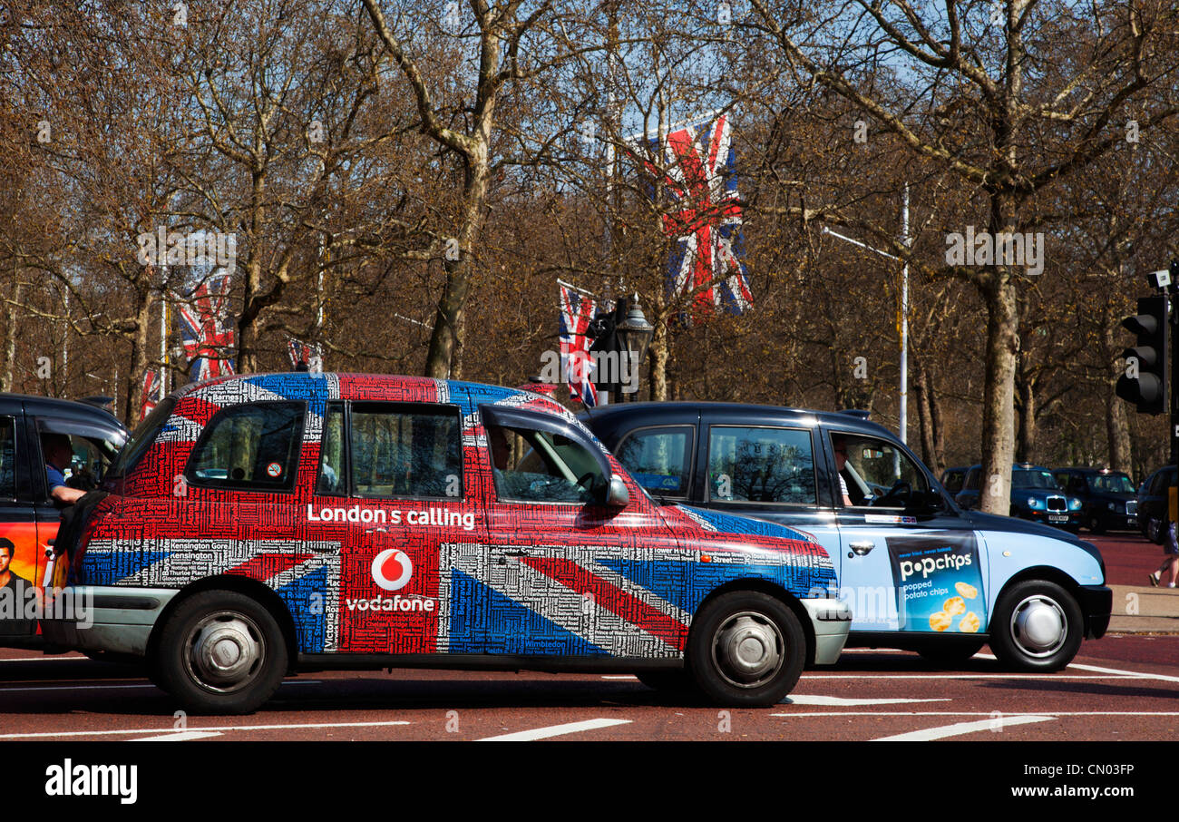 London-Taxis mit bunten Werbung in der Mall Stockfoto
