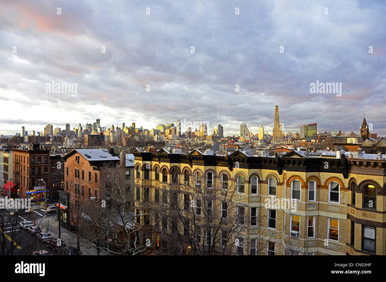 Blick auf Manhattan von einer Dachterrasse im Brooklyn Nachbarschaft von Park Slope Stockfoto