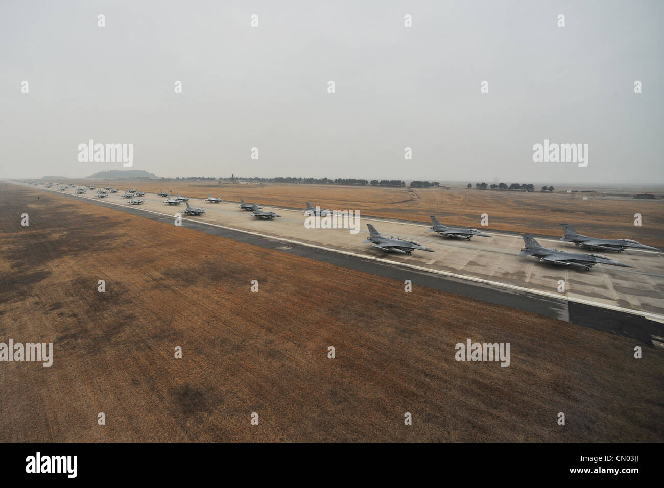 F-16 Kampf gegen Falken aus der 35. Und 80. Jagdgeschwader des 8. Kampfflügels, Kunstan Air Base, Republik Korea; das 41. Expeditionary Fighter Squadron der 388. FW auf der Hill Air Force Base, Utah; die 55. EFS aus der 20. FW auf Shaw AFB, S.C.; Und von der 38. Jagdgruppe der ROK Air Force demonstrieren sie einen „Elefantenspaziergang“, während sie während einer Übung auf der Kunsan Air Base, Republik Korea, eine Landebahn hinunterfahren, 2. März 2012. Die Übung zeigte die Fähigkeit der Flugbesatzungen von Kunsan ab, ein Flugzeug schnell und sicher für eine Kriegsmission vorzubereiten. Stockfoto