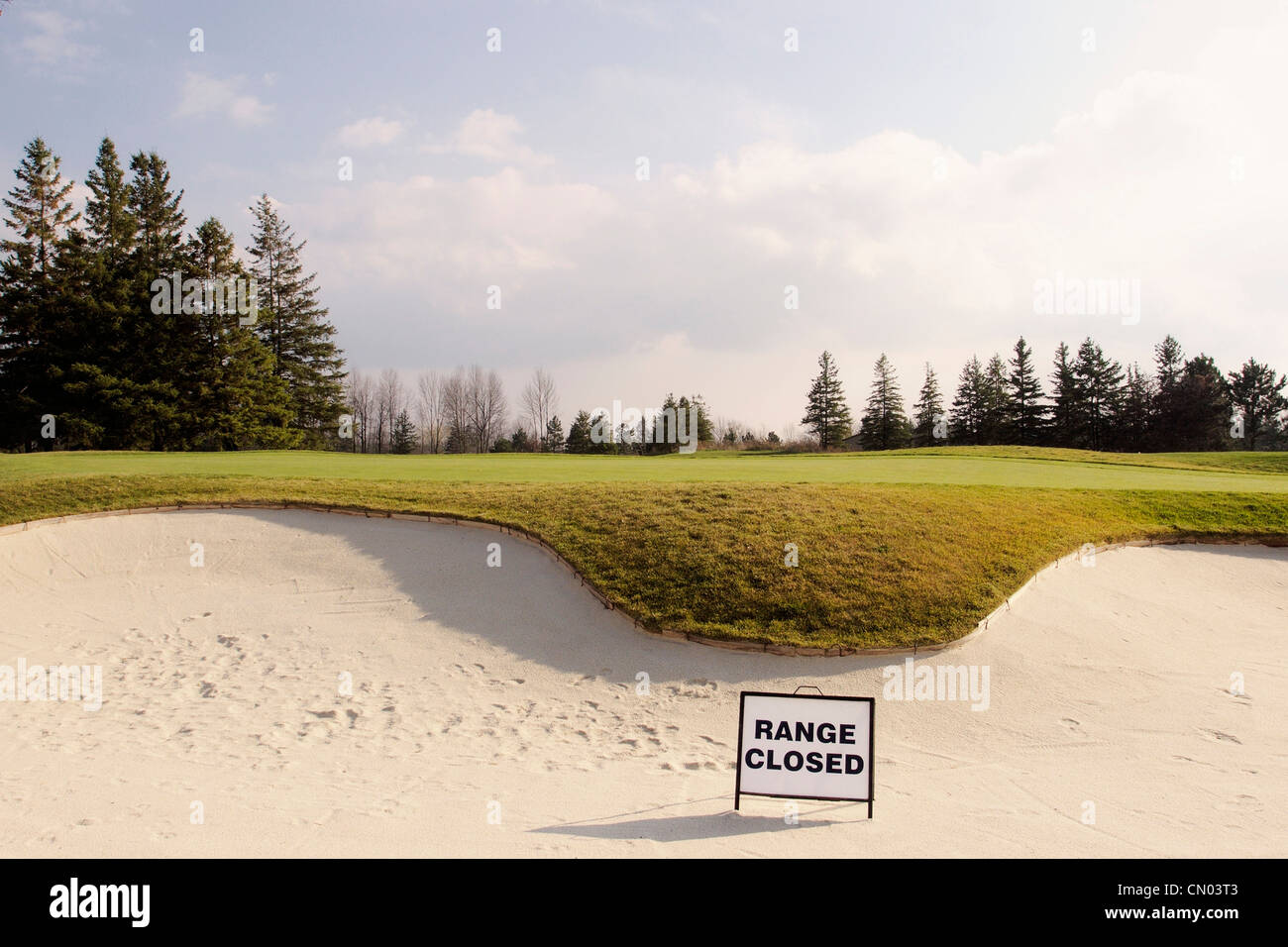 Golfplatz Sandkasten mit "Geschlossen" Schild, Aurora, Ontario Stockfoto