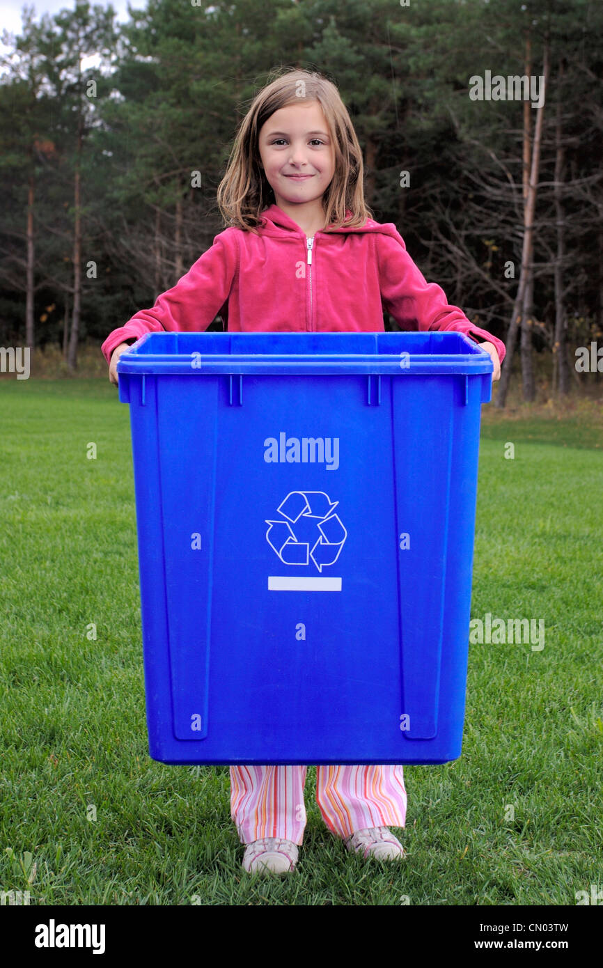 Mädchen mit blauen Kästchen Recyclingbehälter, Toronto, Ontario Stockfoto