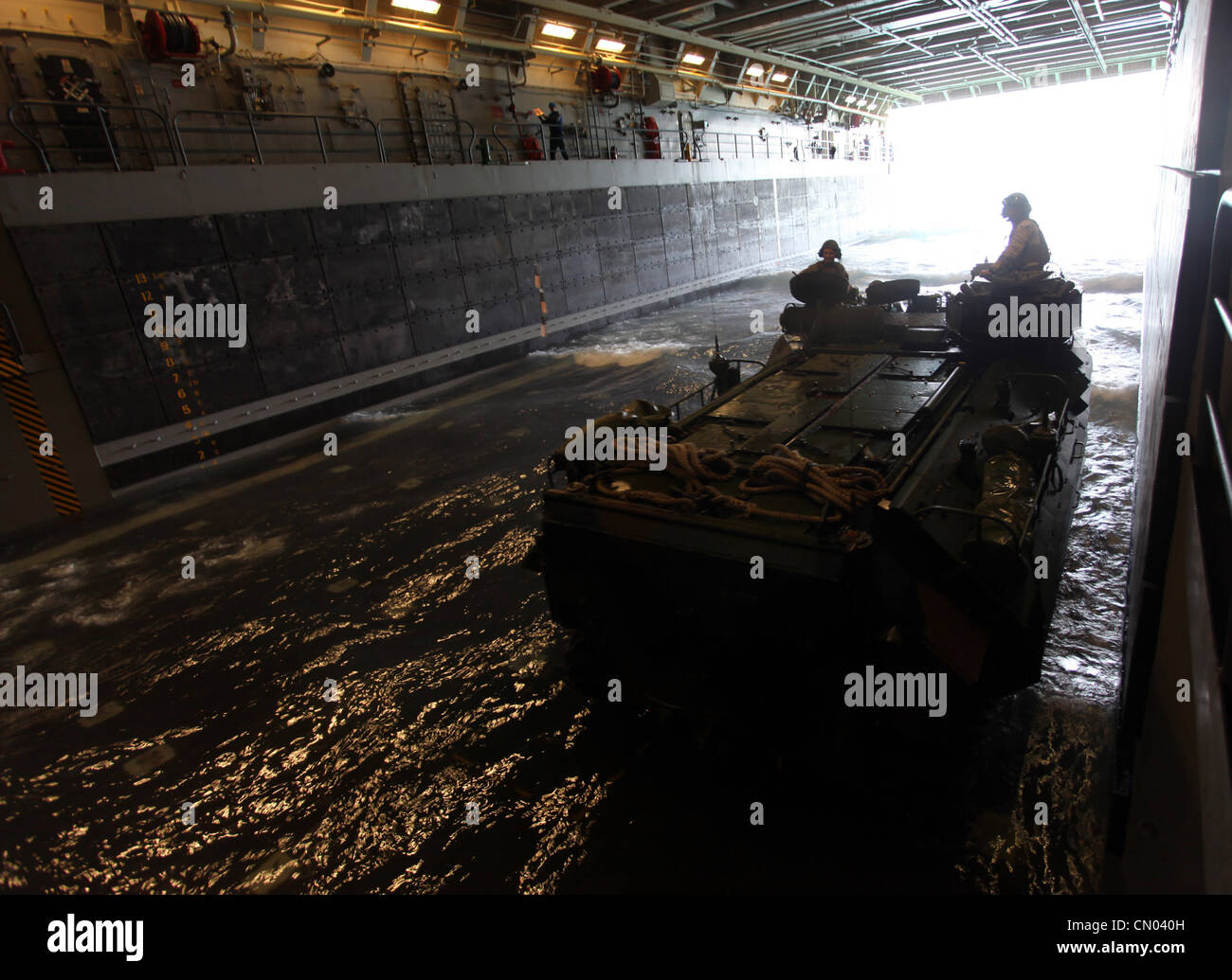 Marines und Segler mit der 24. Marine Expeditionary Unit und Iwo Jima Amphibian Ready Group laden Assault Amphibienfahrzeuge auf die USS New York, 29. März 2012, in Vorbereitung auf einen geplanten achtmonatigen Einsatz. Die 24. MEU, die mit der Marineorganisation Iwo Jima ARG zusammenarbeitet, wird in den Operationssälen der Europäischen und Zentralkommandos eingesetzt, um als Theaterreservat und Krisenreaktionstruppe für eine Vielzahl von Missionen zu dienen, von umfassenden Kampfhandlungen bis hin zu humanitärer Hilfe und Katastrophenhilfe. Stockfoto