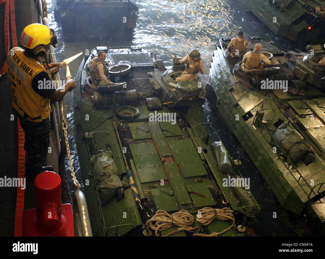 Marines und Segler mit der 24. Marine Expeditionary Unit und Iwo Jima Amphibian Ready Group laden Assault Amphibienfahrzeuge auf die USS New York, 29. März 2012, in Vorbereitung auf einen geplanten achtmonatigen Einsatz. Die 24. MEU, die mit der Marineorganisation Iwo Jima ARG zusammenarbeitet, wird in den Operationssälen der Europäischen und Zentralkommandos eingesetzt, um als Theaterreservat und Krisenreaktionstruppe für eine Vielzahl von Missionen zu dienen, von umfassenden Kampfhandlungen bis hin zu humanitärer Hilfe und Katastrophenhilfe. Stockfoto