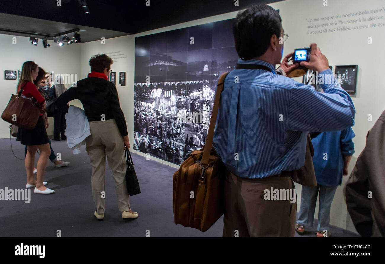 Paris, Frankreich, People Looking at Photo Exhibition, Kunstausstellung im Rathaus, Archivfotos von Paris, von Robert Doisneau, französische Vintage-Fotografie von paris Stockfoto