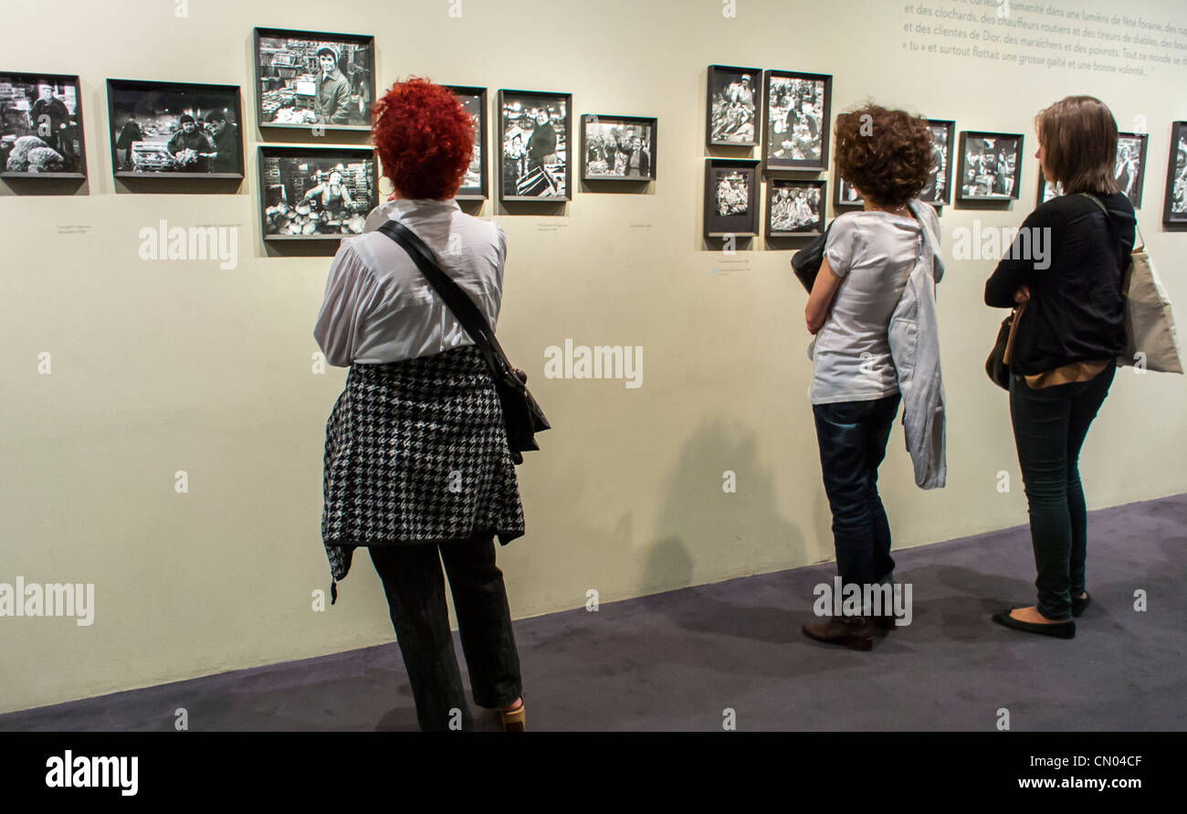 Paris, Frankreich, Frauenausstellung, Kunstausstellung im Rathaus, Vintage-Fotos von Paris, von Robert Doisneau, historische Fotos Stockfoto
