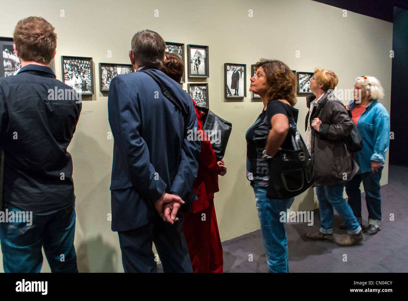 Paris, Frankreich, Leute, die sich die Fotoausstellung ansehen, Kunstausstellung im Rathausgebäude, Archivfotos von Paris, von Robert Doisneau, französischer Fotograf Stockfoto
