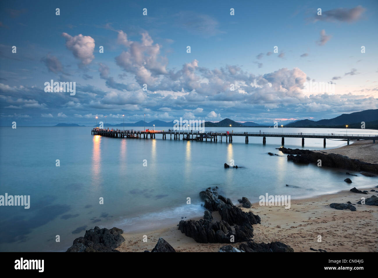 Anlegestelle in Palm Cove in der Dämmerung, in der Nähe von Cairns, Queensland, Australien Stockfoto