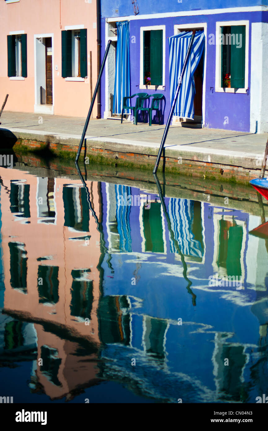 Häuser und ihre Überlegungen in den Kanälen von Burano, Italien Stockfoto