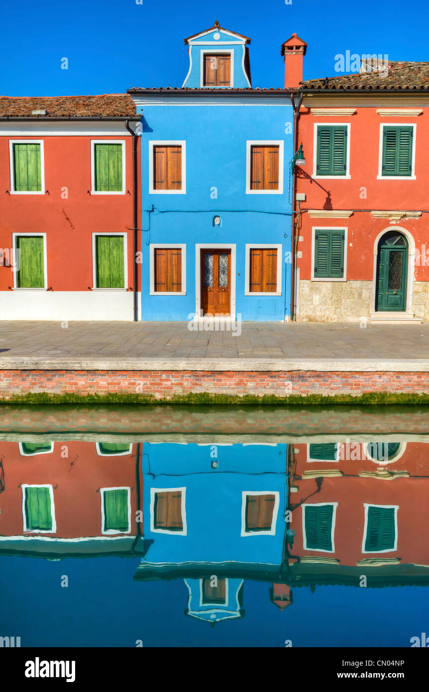 Häuser und ihre Überlegungen in den Kanälen von Burano, Italien Stockfoto