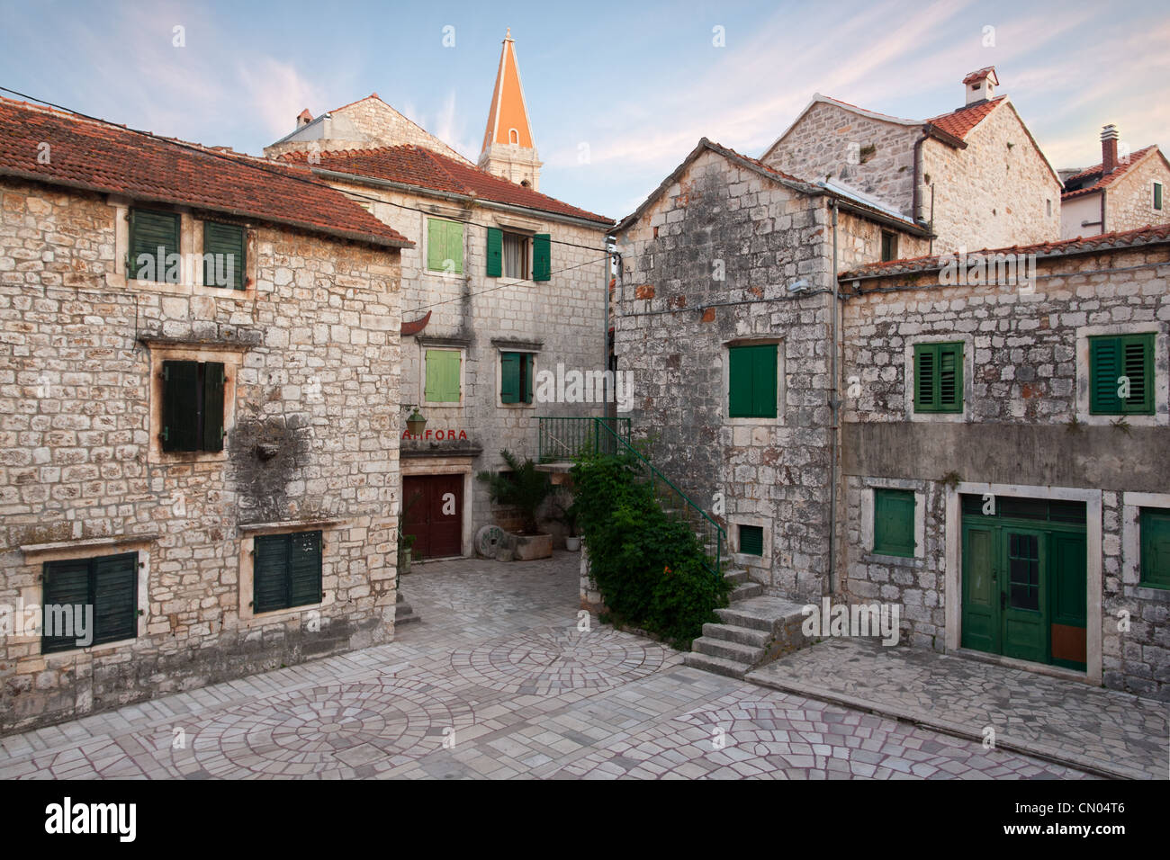 Quadratische Skor in Stari Grad, Insel Hvar, Dalmatien, Kroatien Stockfoto