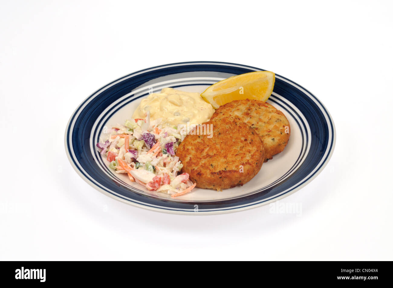 Teller mit Fischfrikadellen mit Krautsalat, Remoulade und eine Zitronenscheibe Stockfoto