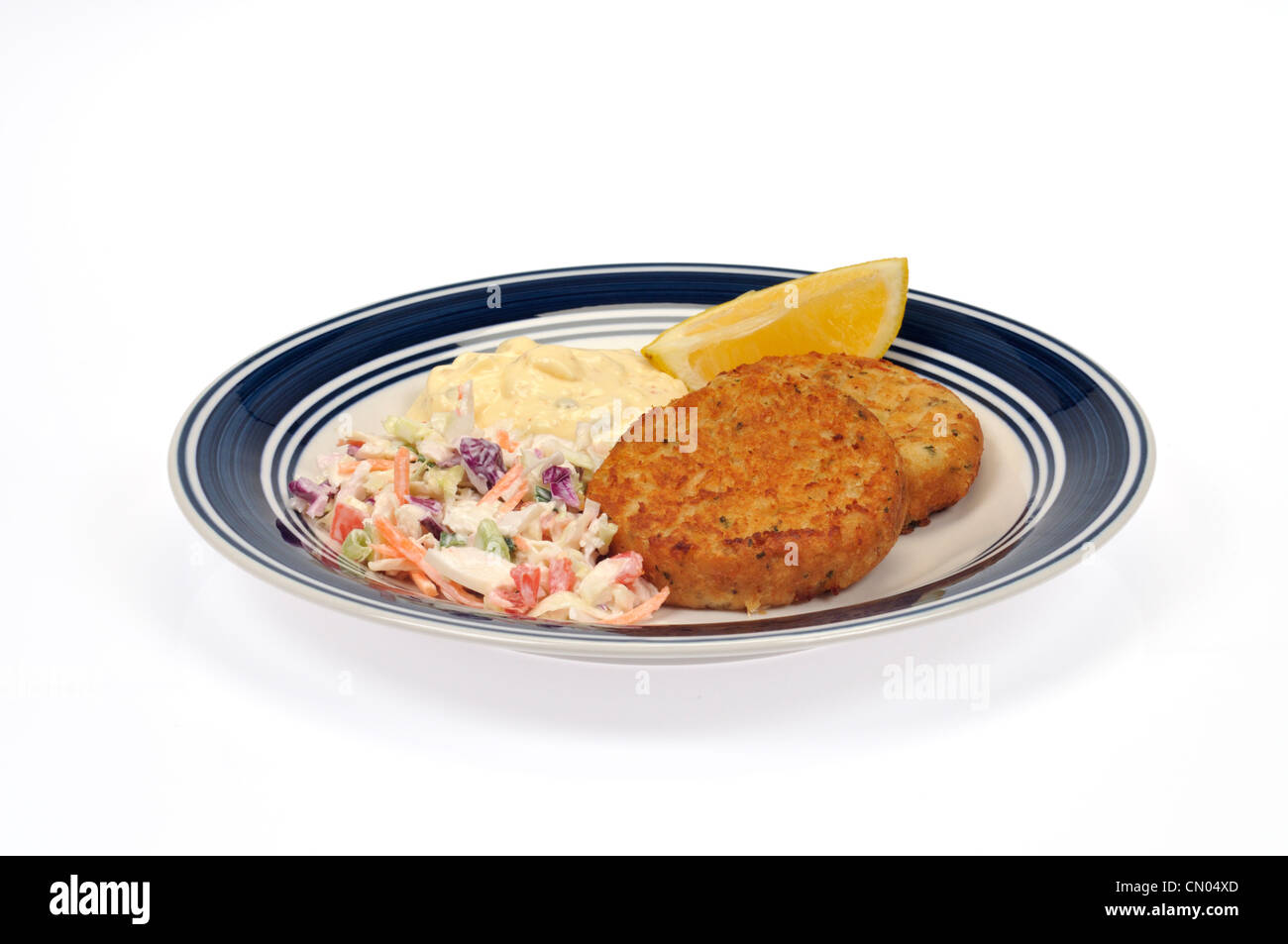 Teller mit Kabeljau Fischfrikadellen mit Krautsalat, Remoulade und eine Zitronenscheibe Stockfoto