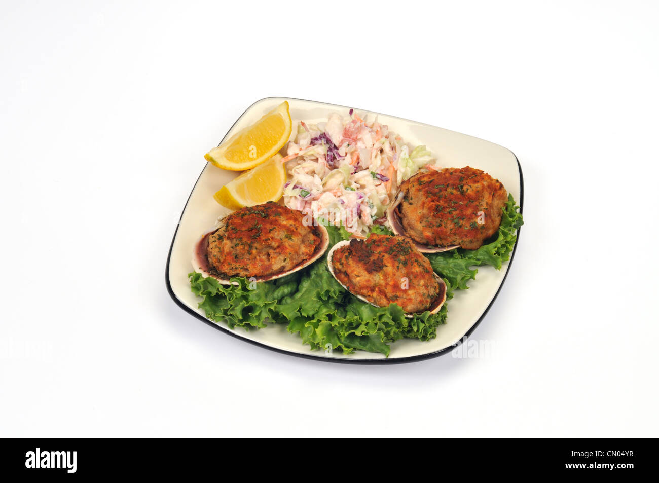 Teller mit gefüllten Muscheln auf Blattsalat mit Cole Slaw und Zitronenspalten Stockfoto