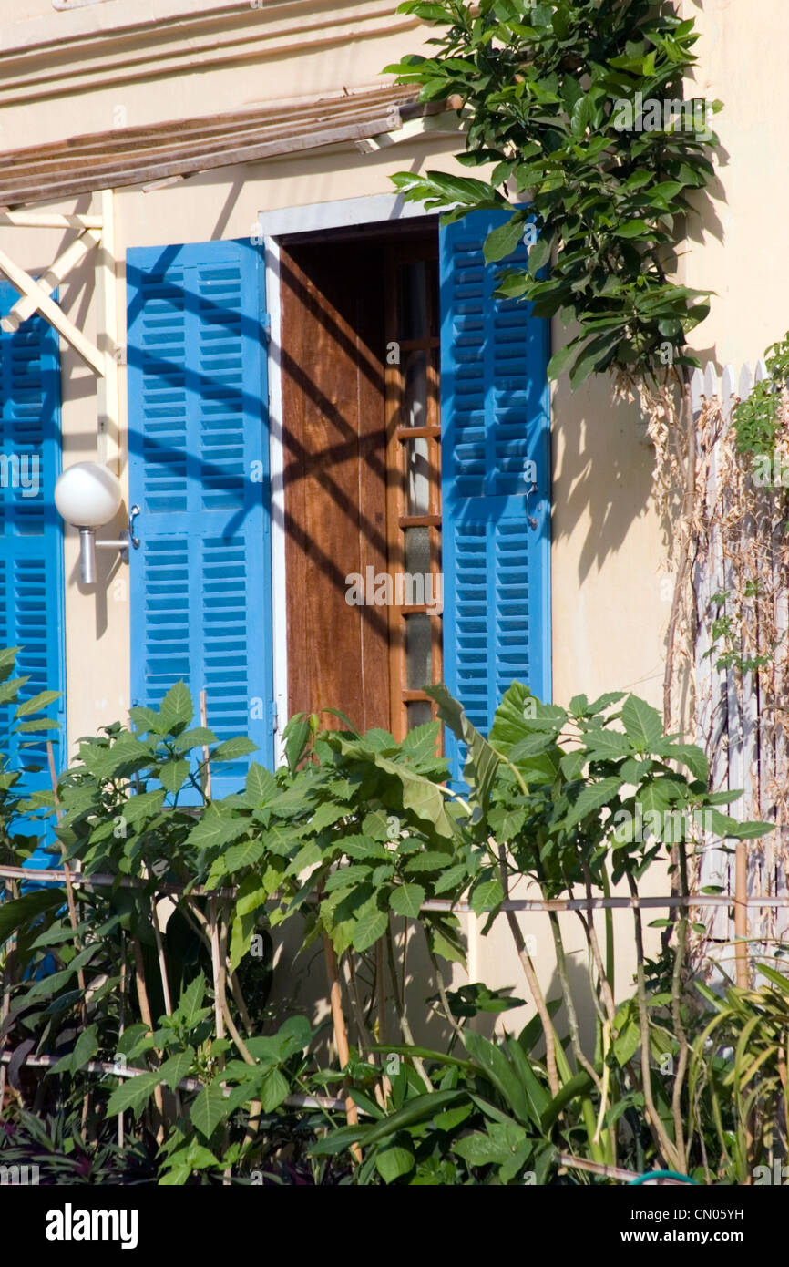 Der architektonische Einfluss des französischen Kolonialismus ist in diesem Gebäude in Luang Prabang, Laos sehen. Stockfoto