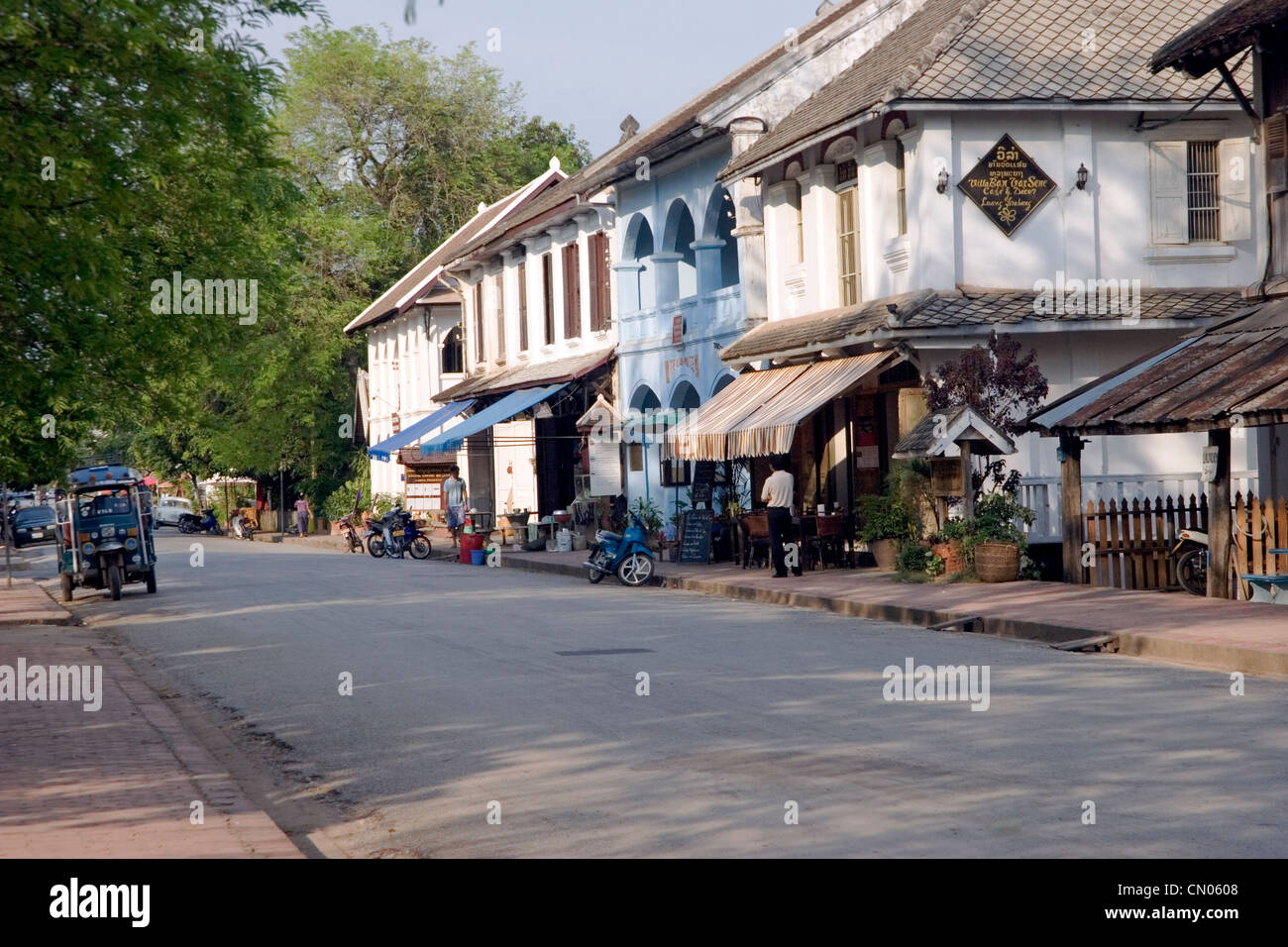 Der architektonische Einfluss des französischen Kolonialismus wird auf der Hauptstraße in Luang Prabang, Laos gesehen. Stockfoto