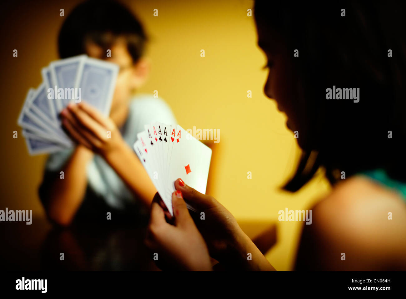 Acht Asse: Kinder spielen Karten. Stockfoto