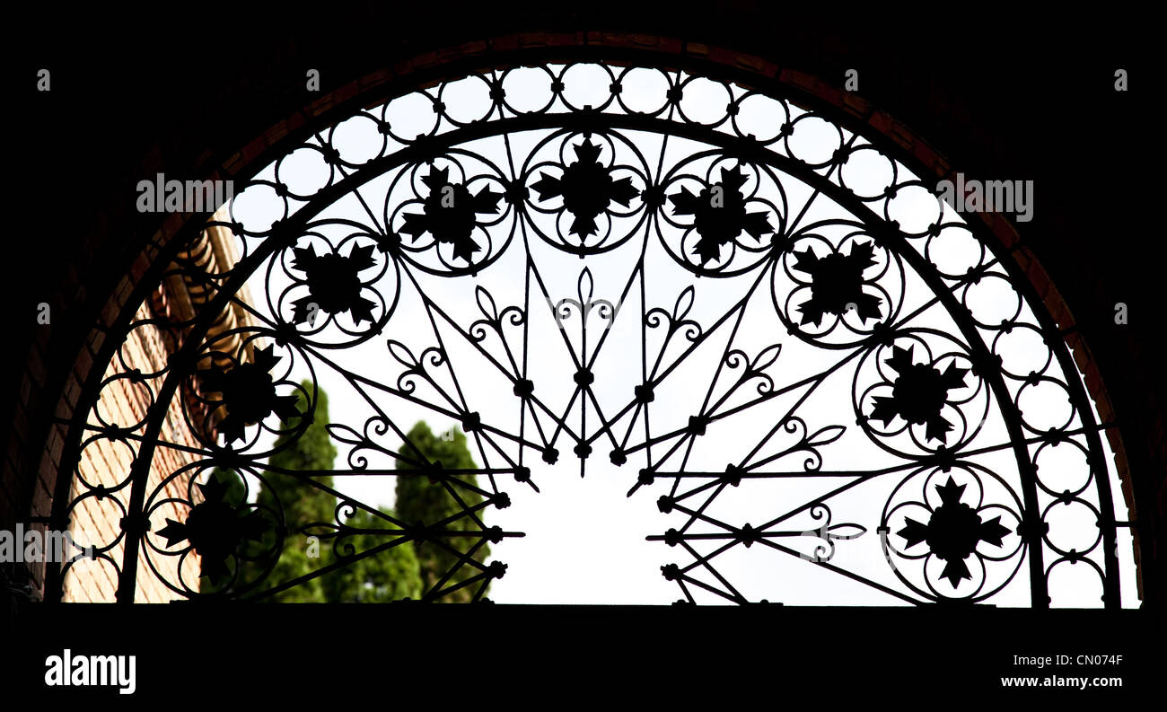 Eisen geschmiedete Gitter Silhouette mit Ornament Dekoration Stockfoto