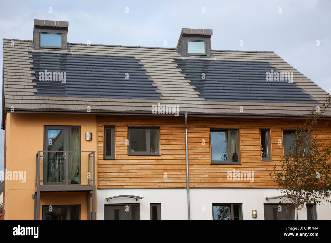 Graylingwell Park, Chichester, West Sussex, England modernen Wohnens mit Sonnenkollektoren gemischt nahtlos in, Dachziegel. Stockfoto