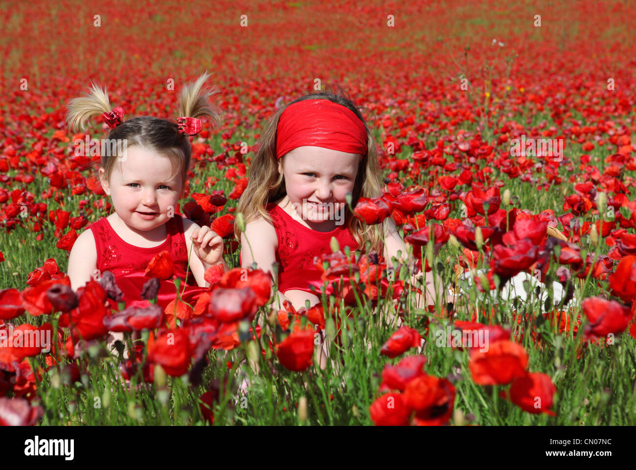 Happys Sommer Mädchen auf Wiese Stockfotografie - Alamy