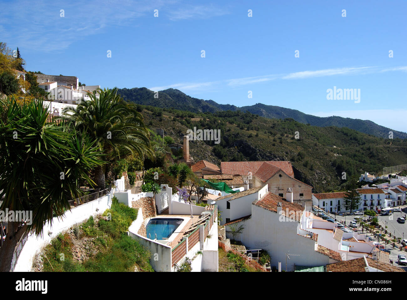 Blick über die Dächer und die umliegende Landschaft, Frigiliana, Provinz Malaga, Andalusien, Spanien in Westeuropa. Stockfoto