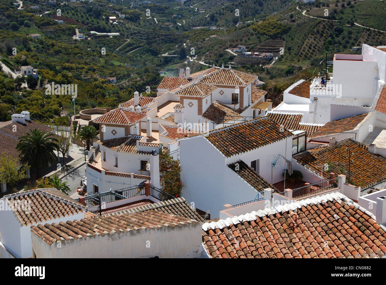 Blick über die Dächer der Stadt und die umliegende Landschaft, Frigiliana, Provinz Malaga, Andalusien, Spanien in Westeuropa. Stockfoto