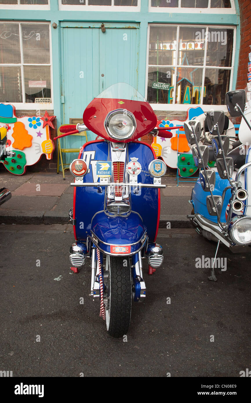 England, East Sussex, Brighton, dekoriert aufwendig Mopeds auf Madeira Laufwerk während Motorrad Festival. Stockfoto