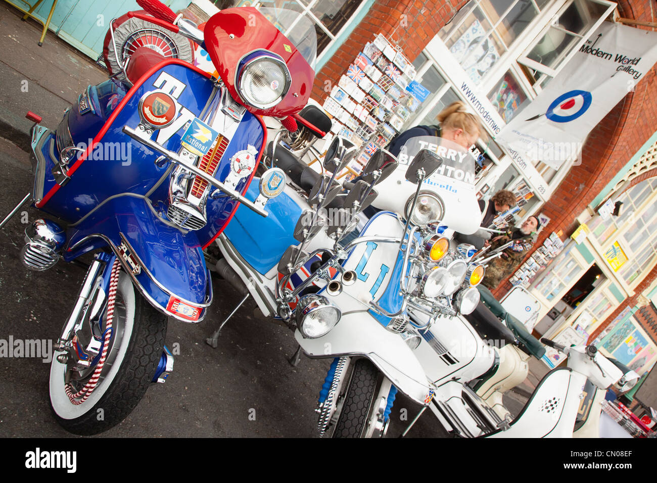 England, East Sussex, Brighton, dekoriert aufwendig Mopeds auf Madeira Laufwerk während Motorrad Festival. Stockfoto