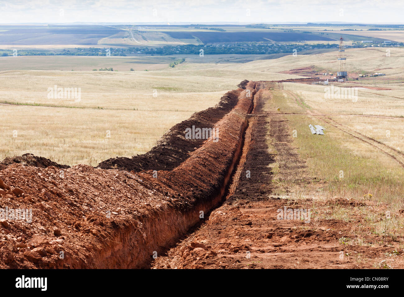 Der Graben für die Verlegung von Ölleitungen im Ölfeld in Russland Stockfoto