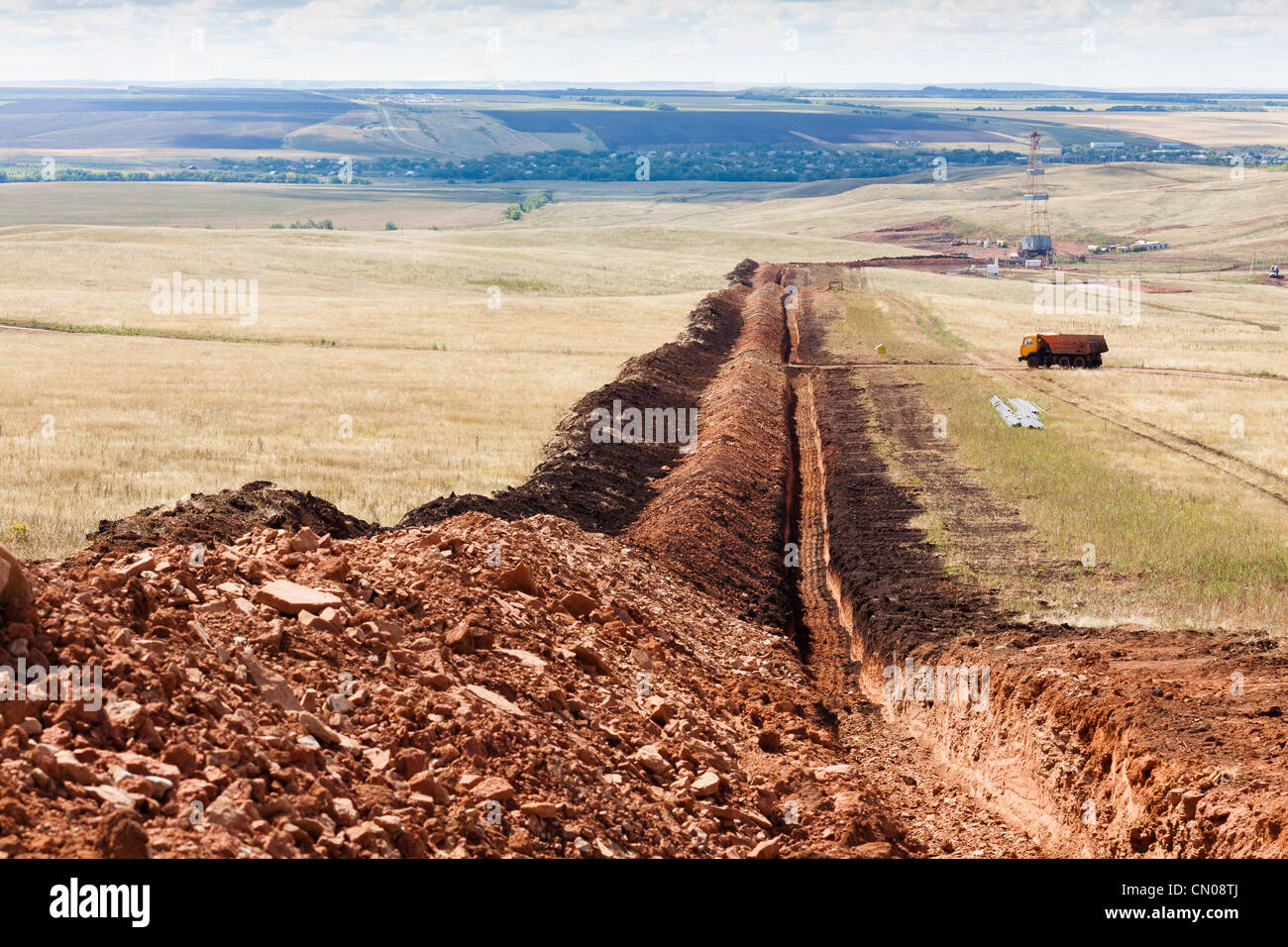 Der Graben für die Verlegung von Ölleitungen im Ölfeld in Russland Stockfoto