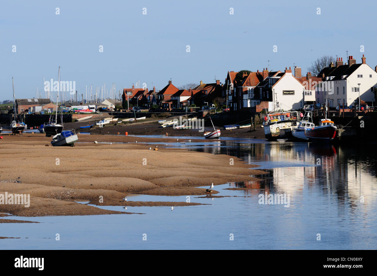 Kai am Brunnen neben Meer, Norfolk, England, UK Stockfoto