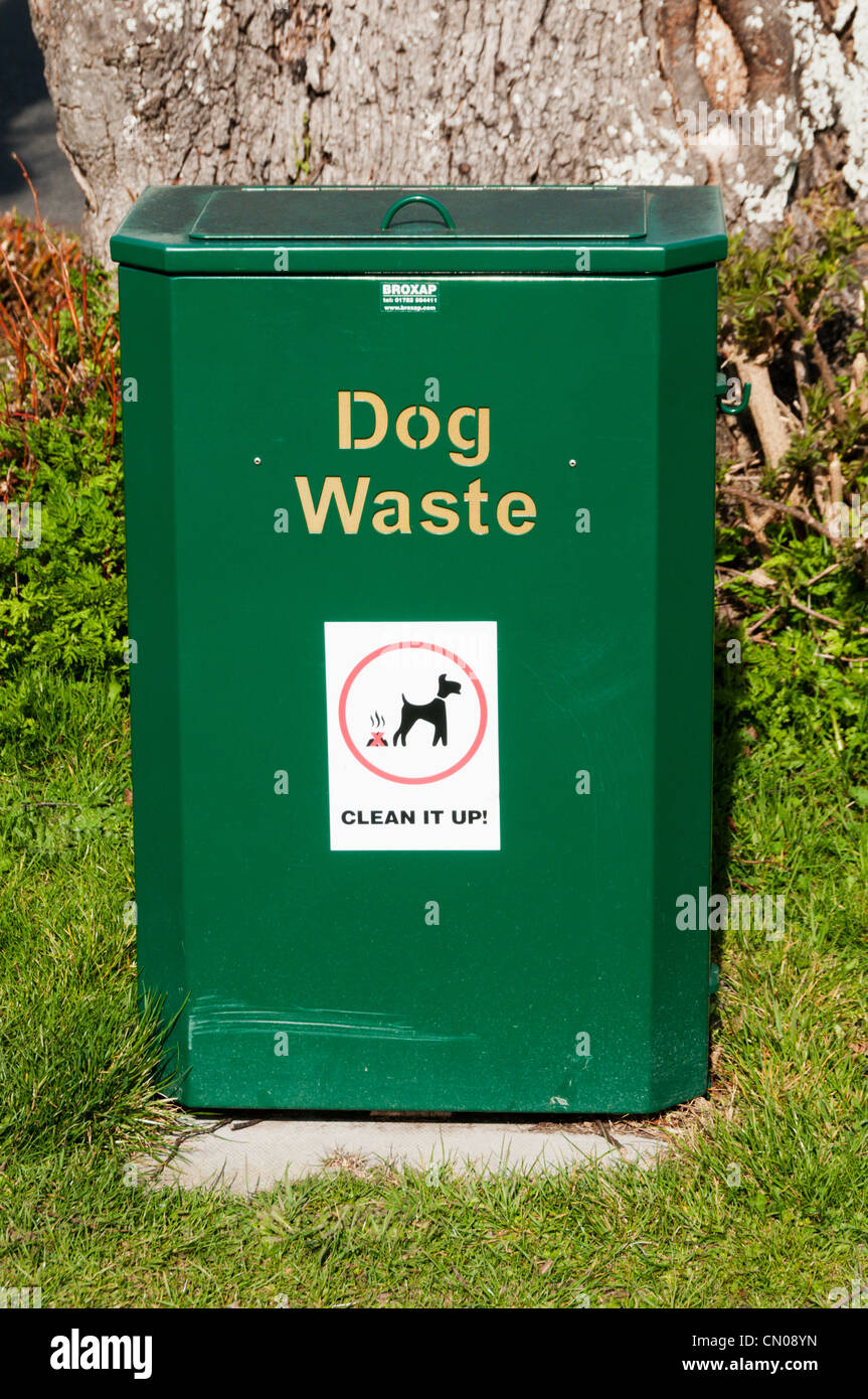 Ein Hund Abfallbehälter in einem öffentlichen Park. Stockfoto