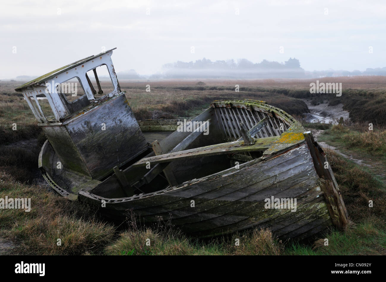 Zerstörten Boot bei Dämmerung, Dornweiler, Norfolk, England, UK Stockfoto