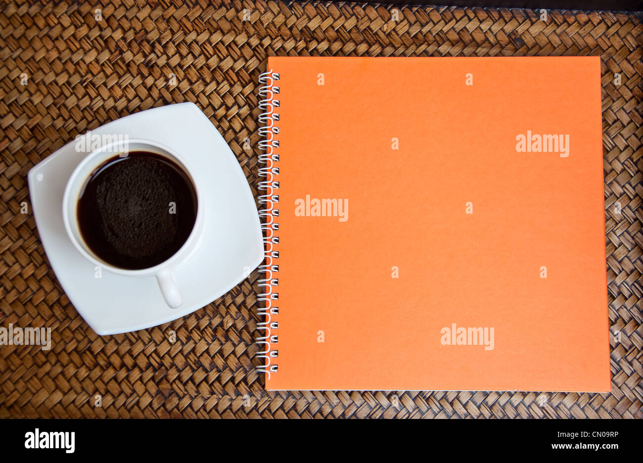 Orange Notebook und Kaffee Stockfoto